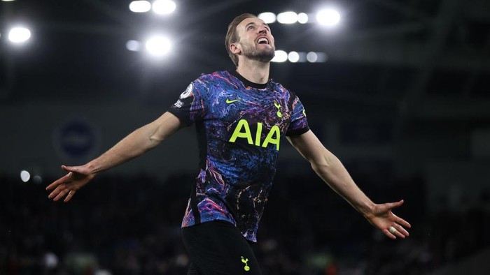 BRIGHTON, ENGLAND - MARCH 16: Harry Kane of Tottenham Hotspur celebrates after scoring their teams second goal during the Premier League match between Brighton & Hove Albion and Tottenham Hotspur at American Express Community Stadium on March 16, 2022 in Brighton, England. (Photo by Julian Finney/Getty Images)