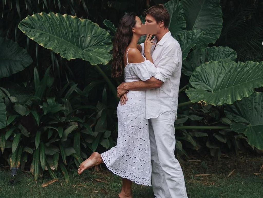 7 Potret Mesra Indah Kalalo Bareng Suami Bule yang Sempat Dikira Tom Cruise