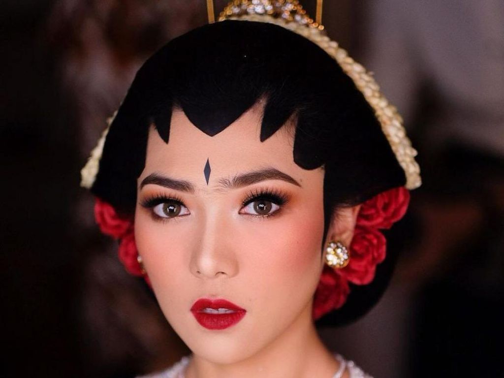 7 Inspirasi Makeup Pengantin Jawa, Menawan Dengan Paes & Riasan Simpel 7 Inspirasi Makeup Pengantin Jawa, Menawan Dengan Paes & Riasan Simpel