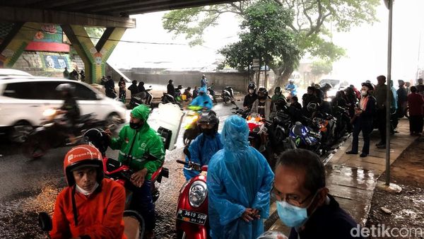 Hujan Deras di Pesanggrahan, Pemotor Berteduh di Kolong Tol