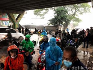Hujan Deras di Pesanggrahan, Pemotor Berteduh di Kolong Tol