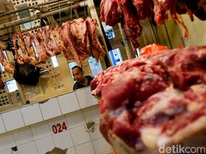 Jelang Ramadan, Intip Harga Sembako di Pasar Senen Jakarta