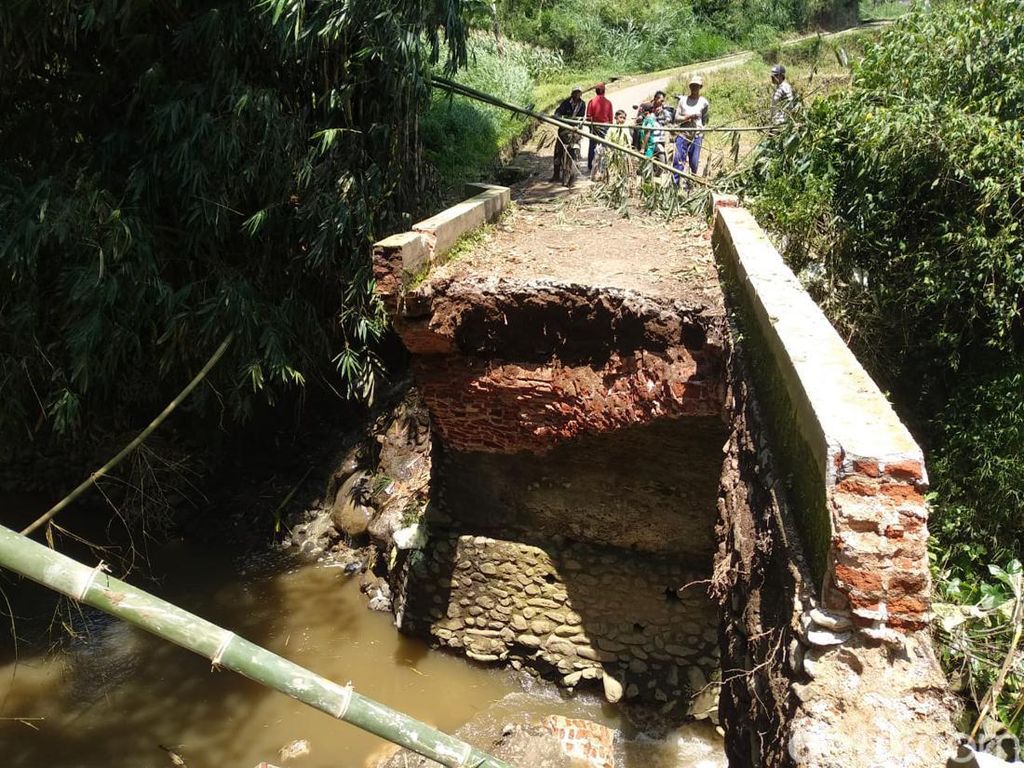 Pikap Tercebur Sungai Saat Jembatan di Malang yang Dilintasi Ambrol