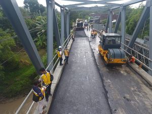 Perbaikan Jembatan Ngantru yang Ambles Tuntas, Siap Digunakan di Waktu Ini Perbaikan Jembatan Ngantru yang Ambles Tuntas, Siap Digunakan di Waktu Ini