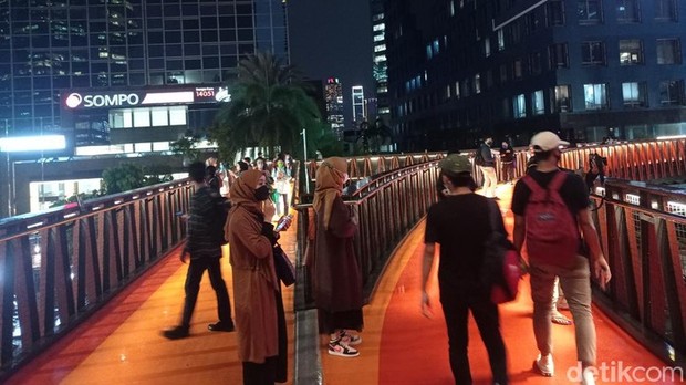 JPO Pinisi di Malam Hari/Foto: Dok. detikcom/Wilda Nufus JPO Pinisi di Malam Hari