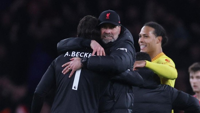 Soccer Football - Premier League - Arsenal v Liverpool - Emirates Stadium, London, Britain - March 16, 2022 Liverpool manager Juergen Klopp and Alisson celebrate after the match Action Images via Reuters/Paul Childs EDITORIAL USE ONLY. No use with unauthorized audio, video, data, fixture lists, club/league logos or live services. Online in-match use limited to 75 images, no video emulation. No use in betting, games or single club /league/player publications.  Please contact your account representative for further details.