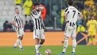 Pemain Juventus Paulo Dybala, kiri dan rekan setimnya Dusan Vlahovic berdiri setelah pemain Villarreal Arnaut Danjuma mencetak gol ketiga timnya melalui tendangan penalti. AP/Antonio Calanni.