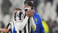 Mattia De Sciglio dari Juventus menutupi wajahnya pada akhir pertandingan. AP/Antonio Calanni.