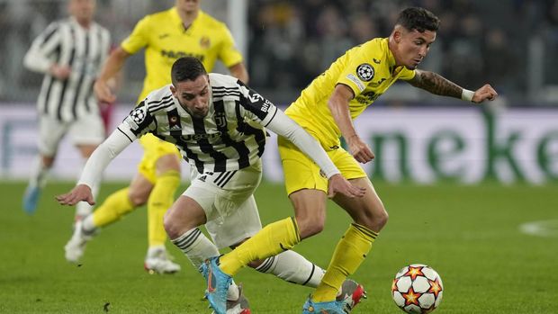 Villarreal's Yeremi Pino, right, challenges for the ball with Juventus' Mattia De Sciglio during the Champions League, round of 16, second leg soccer match between Juventus and Villarreal at the Allianz stadium in Turin, Italy, Wednesday, March 16, 2022. (AP Photo/Antonio Calanni)