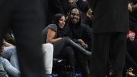 7 Foto Kanye West dan Chaney Jones Pamer Mesra, Tampil Serasi Serba Hitam