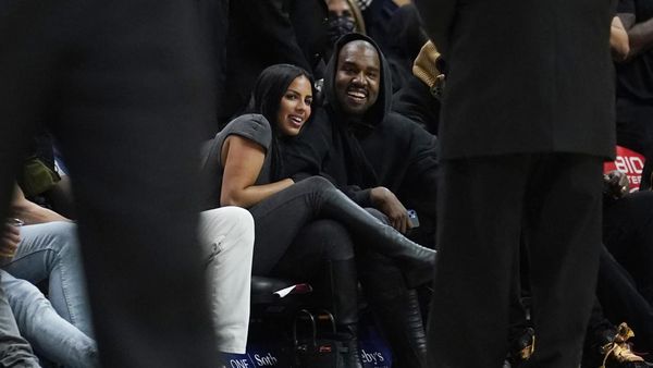 7 Foto Kanye West dan Chaney Jones Pamer Mesra, Tampil Serasi Serba Hitam