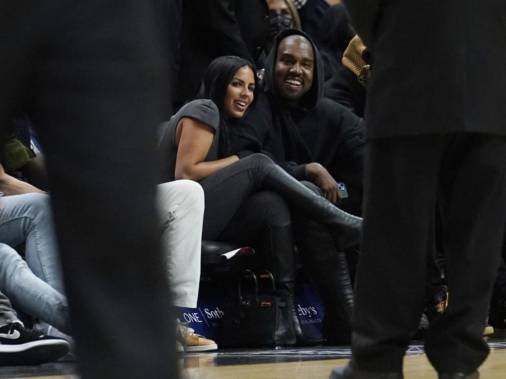 7 Foto Kanye West dan Chaney Jones Pamer Mesra, Tampil Serasi Serba Hitam 7 Foto Kanye West dan Chaney Jones Pamer Mesra, Tampil Serasi Serba Hitam