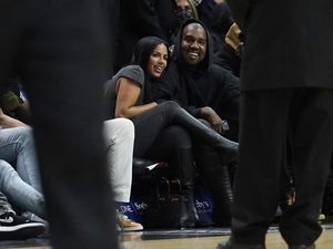 7 Foto Kanye West dan Chaney Jones Pamer Mesra, Tampil Serasi Serba Hitam 7 Foto Kanye West dan Chaney Jones Pamer Mesra, Tampil Serasi Serba Hitam