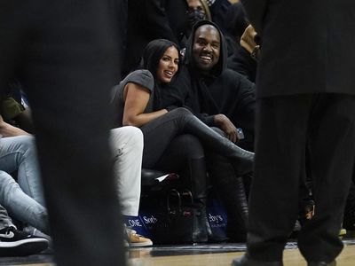 7 Foto Kanye West dan Chaney Jones Pamer Mesra, Tampil Serasi Serba Hitam