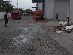 Butuh 6 Jam Padamkan Kebakaran Gudang Kayu di Gresik, Ini Kendalanya