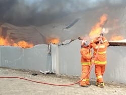 Kebakaran Gudang Kayu di Gresik, Tiga Unit Mobil PMK Diterjunkan