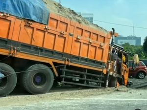 Dump Truck Tabrak Pembatas Jalan di Km 4 Tol Kebon Jeruk, Lalin Macet Dump Truck Tabrak Pembatas Jalan di Km 4 Tol Kebon Jeruk, Lalin Macet