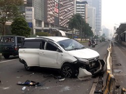 Mobil Tabrak Pembatas Busway Dekat Bundaran HI