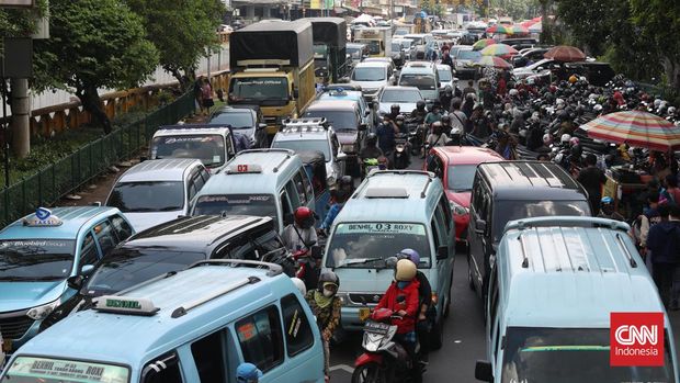 Suasana lalu lintas semrawut kawasan pasar Tanah Abang Jakarta, Kamis, 17 Maret 2022. Pemerintah pusat kembali memperpanjangan status pemberlakukan pembatasan kegiatan masyarakat (PPKM) level 2 untuk wilayah Jakarta, Bogor, Depok, Tangerang, Bekasi (Jabodetabek).CNN Indonesia/Safir Makki