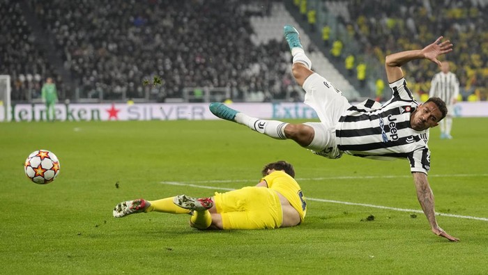 Juventus Danilo, left, is tackled by Villarreals Pau Torres during the Champions League, round of 16, second leg soccer match between Juventus and Villarreal at the Allianz stadium in Turin, Italy, Wednesday, March 16, 2022. (AP Photo/Antonio Calanni)