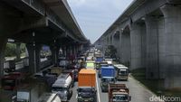 Macet di Tol Jakarta-Cikampek Panjangnya Minta Ampun