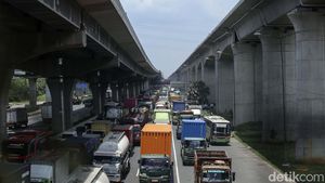 Macet di Tol Jakarta-Cikampek Panjangnya Minta Ampun