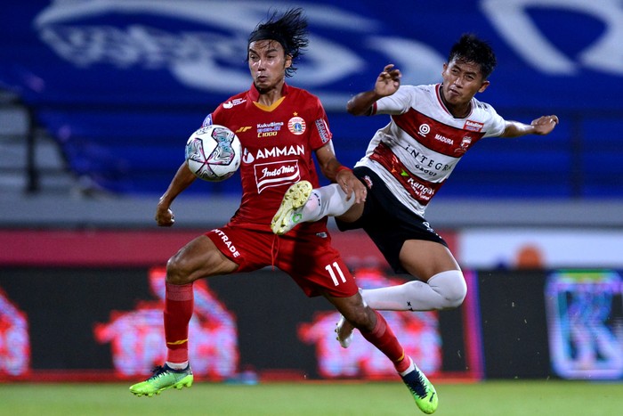 Pesepak bola Madura United Bayu Gatra (kanan) berebut bola dengan pesepak bola Persija Jakarta Novri Setiawan (kiri) saat pertandingan Liga 1 di Stadion Kapten I Wayan Dipta, Gianyar, Bali, Kamis (17/3/2022). Madura United berhasil mengalahkan Persija Jakarta dengan skor 3-1. ANTARA FOTO/Fikri Yusuf/foc.