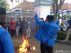 PMII Kembali Demo Bansos di Sampang, Bakar Ban Hingga Dobrak Pagar PMII Kembali Demo Bansos di Sampang, Bakar Ban Hingga Dobrak Pagar