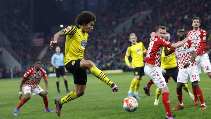Soccer Football - Bundesliga - 1. FSV Mainz 05 v Borussia Dortmund - MEWA Arena, Mainz, Germany - March 16, 2022 Borussia Dortmunds Axel Witsel scores their first goal REUTERS/Heiko Becker DFL REGULATIONS PROHIBIT ANY USE OF PHOTOGRAPHS AS IMAGE SEQUENCES AND/OR QUASI-VIDEO.