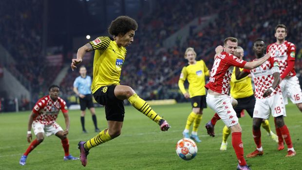 Soccer Football - Bundesliga - 1. FSV Mainz 05 v Borussia Dortmund - MEWA Arena, Mainz, Germany - March 16, 2022 Borussia Dortmund's Axel Witsel scores their first goal REUTERS/Heiko Becker DFL REGULATIONS PROHIBIT ANY USE OF PHOTOGRAPHS AS IMAGE SEQUENCES AND/OR QUASI-VIDEO.