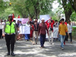 Massa Serbu Polres Sumenep Protes Penembakan Mati Terduga Begal