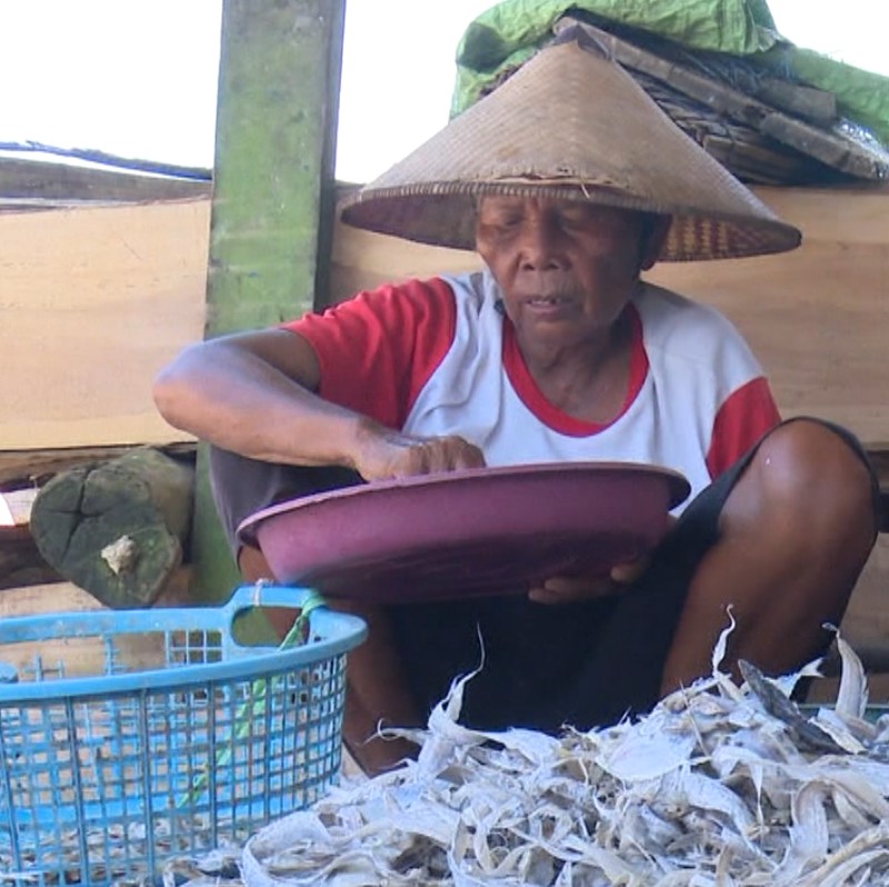 Pedih Hidup Mbah Mujanah, Bertahan Hidup dari Ikan Asin di Masa Tua