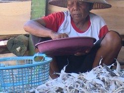 Pedih Hidup Mbah Mujanah, Bertahan Hidup dari Ikan Asin di Masa Tua