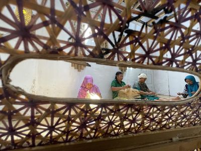 Melihat Aktivitas Desa Anyaman Bambu Gintangan Banyuwangi