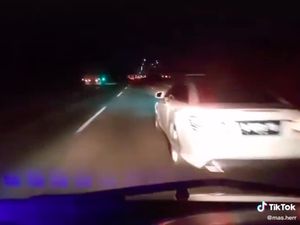 Viral Mercy Kena Senggol karena Halangi Ambulans, Dibuntuti Sampai Rumah Sakit! Viral Mercy Kena Senggol karena Halangi Ambulans, Dibuntuti Sampai Rumah Sakit!