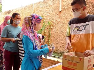 Operasi Pasar Minyak Goreng Murah di Rumah Wawalkot Cilegon Diserbu Warga Operasi Pasar Minyak Goreng Murah di Rumah Wawalkot Cilegon Diserbu Warga
