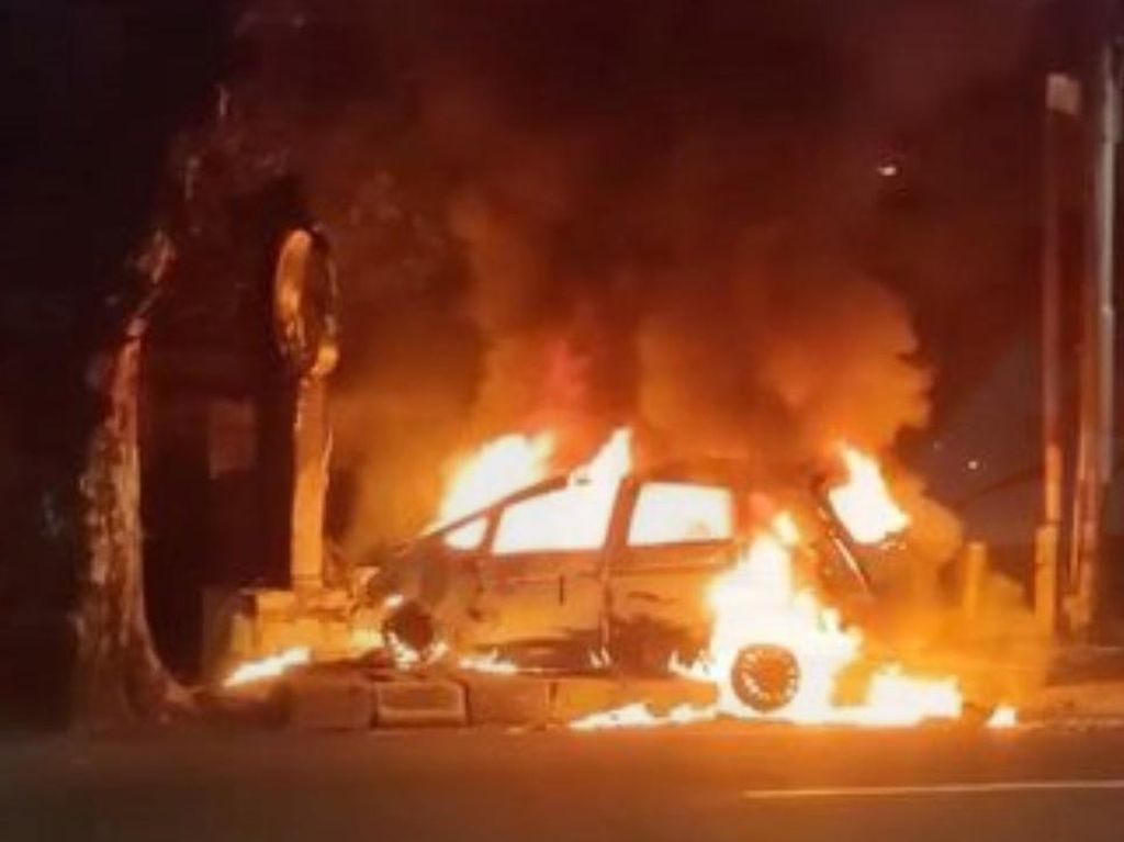 Mobil Honda Jazz Terbakar di Jaksel, Pengemudi Diduga Mabuk