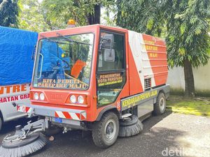 DPRD Parepare Soroti Mobil Sapu Jalan Rp 2,7 M Hanya Dipakai 4 Kali Seminggu DPRD Parepare Soroti Mobil Sapu Jalan Rp 2,7 M Hanya Dipakai 4 Kali Seminggu
