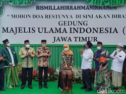 Pancangkan Papan Nama Kantor Baru MUI Jatim, Ini Harapan Khofifah