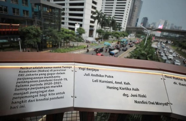Nama-nama Tenaga Medis yang Dipatri Permanen di JPO Pinisi/Foto: Instagram.com/aniesbaswedan Nama-nama Tenaga Medis yang Dipatri Permanen di JPO Pinisi