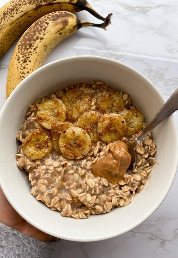 Oatmeal with peanut butter and banana/Foto: Pinterest.com/Mary @sprinklingofhealth