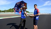 Pakai Caping dan Payung, Rider MotoGP Cek Lintasan Sirkuit Mandalika