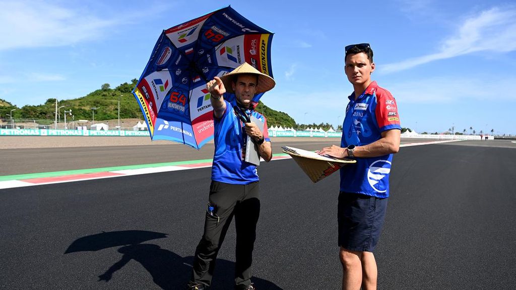 Pakai Caping dan Payung, Rider MotoGP Cek Lintasan Sirkuit Mandalika