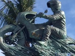 Patung Jokowi di Sirkuit Mandalika Jadi Objek Foto Favorit