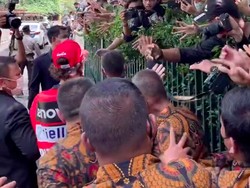 Nekatnya Pecco Bagnaia, Abaikan Pengawalan Demi Tos dengan Fans yang Panjat Pagar