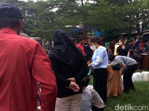 Truk Minyak Goreng Curah Diserbu Warga di Pasar Senen