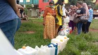 Pedagang-Warga Antre Minyak Goreng Murah di Pasar Senen
