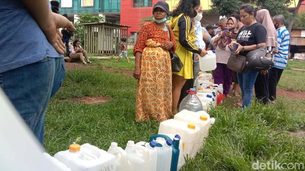 Pedagang-Warga Antre Minyak Goreng Murah di Pasar Senen