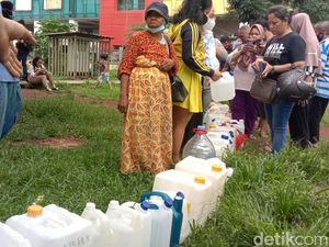 Pedagang-Warga Antre Minyak Goreng Murah di Pasar Senen