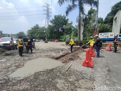 Sering Muncul Genangan di Jalan GDC, PUPR Depok Pasang Tali Air